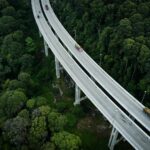 Autostrada wśród gęstego lasu w Rawang w Malezji, widok z góry
