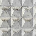 Geometryczna, trójkątna faktura ściany z betonu architektonicznego