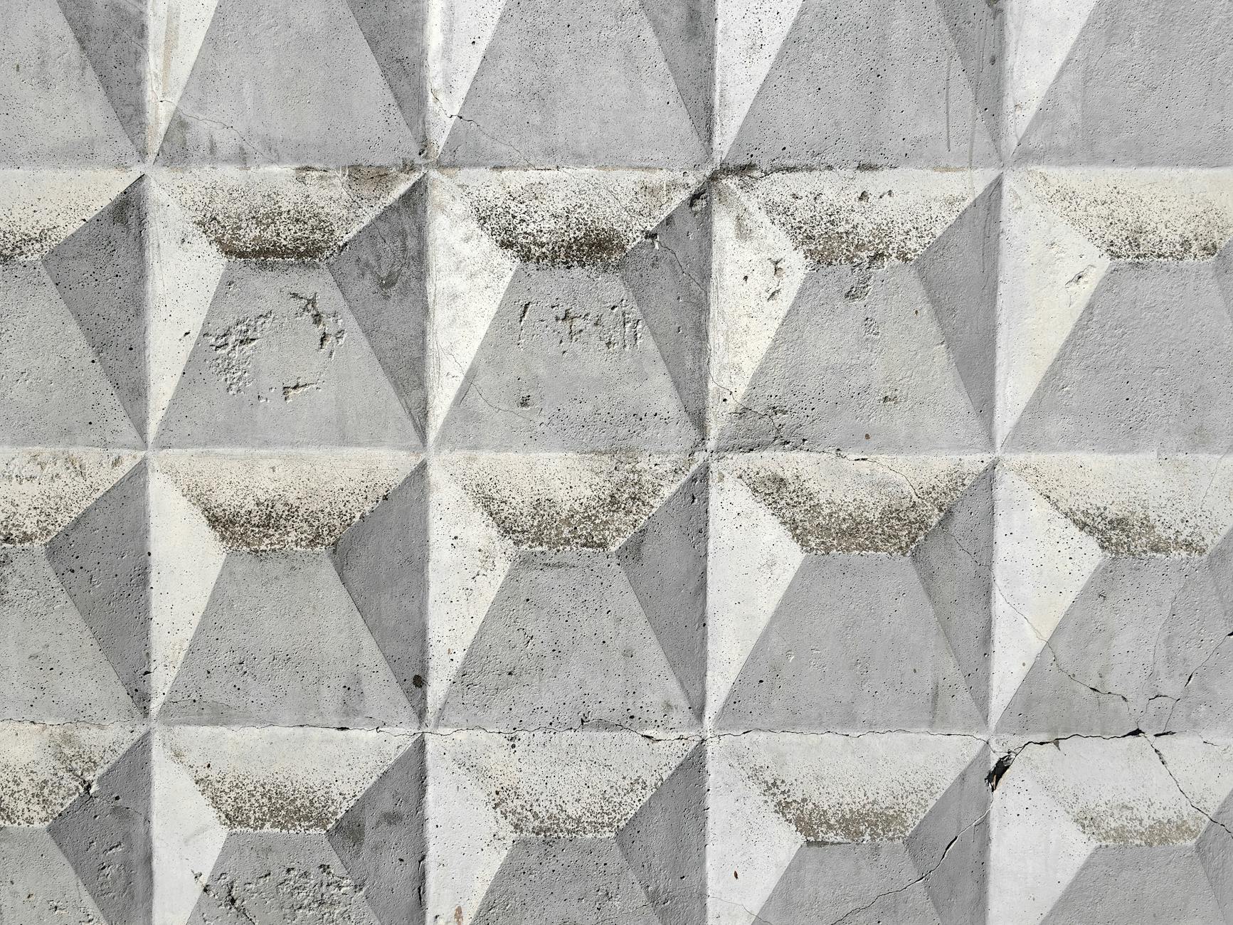 Geometryczna, trójkątna faktura ściany z betonu architektonicznego