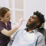 Dentystka bada ząb pacjenta w nowoczesnym gabinecie stomatologicznym