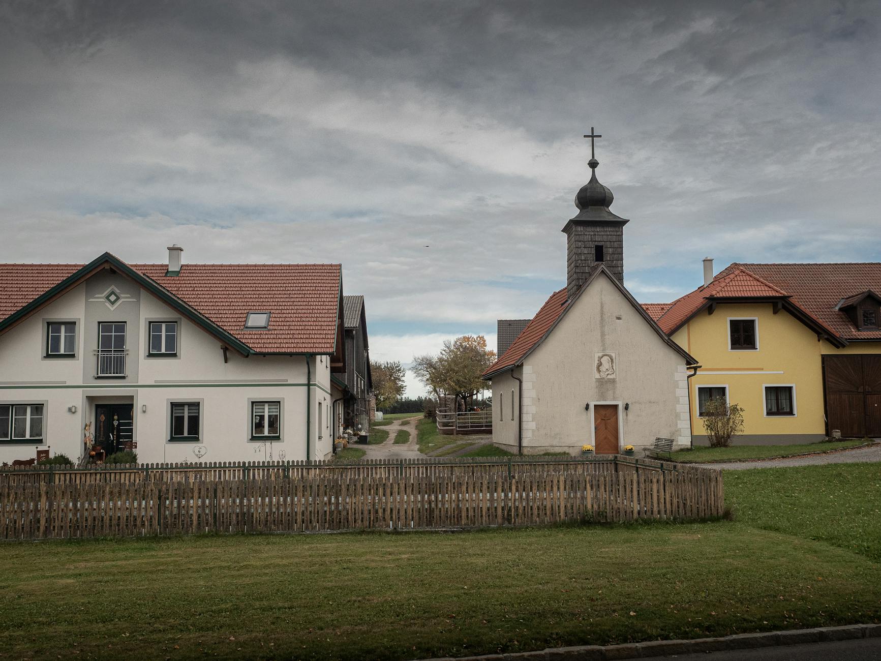 Małe wielkopolskie miasteczko z kościółkiem pod pochmurnym niebem