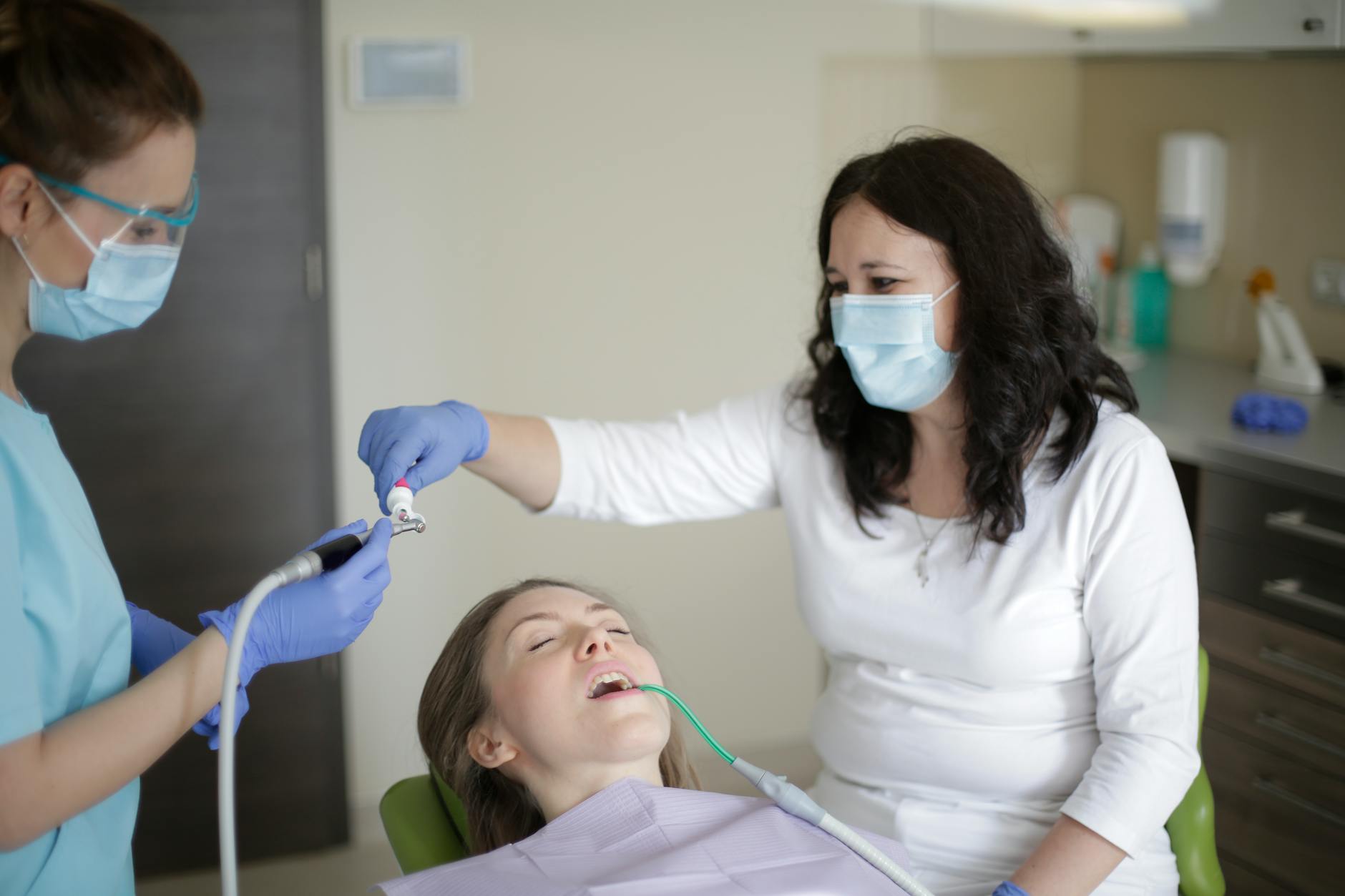 Dentystka bada ząb pacjenta w nowoczesnym gabinecie stomatologicznym