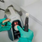 Ręce technika dentystycznego dopasowujące protezę w pracowni protetycznej