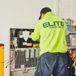 Technik montuje domowy magazyn energii przy instalacji fotowoltaicznej