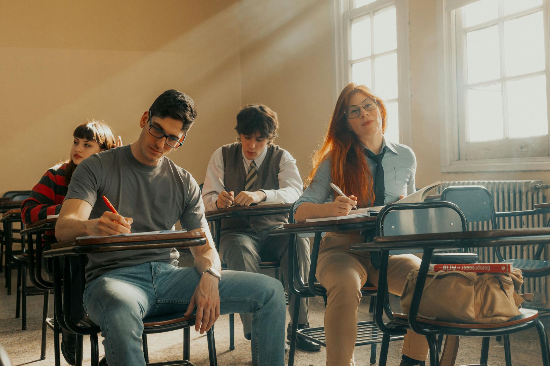 Studenci na uczelni robią notatki podczas zajęć