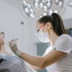 Dentystka leczy pacjentkę na fotelu w nowoczesnym gabinecie stomatologicznym